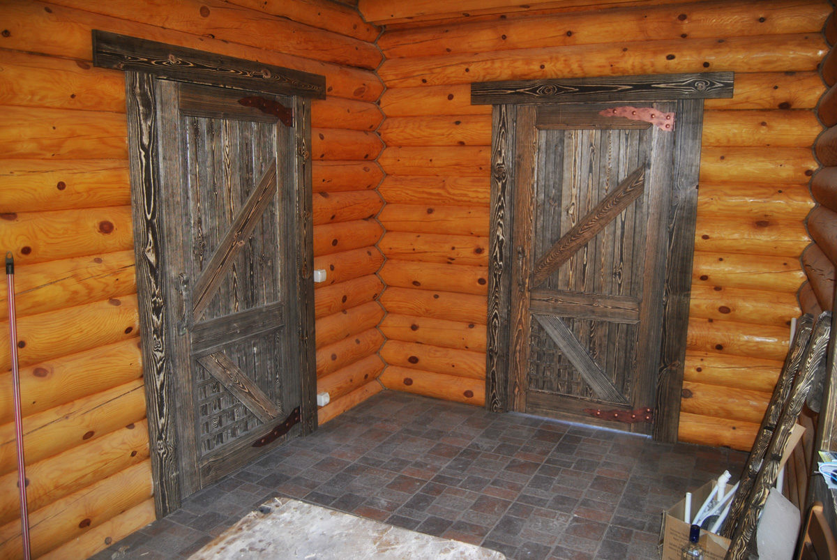 Двери бани сайт. Дверь в баню деревянная входная. Двери в баню деревянные. Отделка дверей в бане. Деревянные двери под старину.